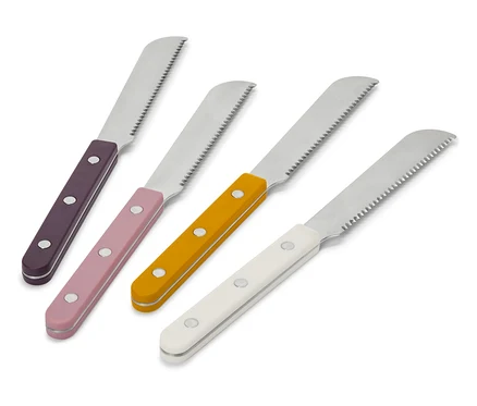 Vier Buttermesser mit farbigen Griffen diagonal angeordnet.