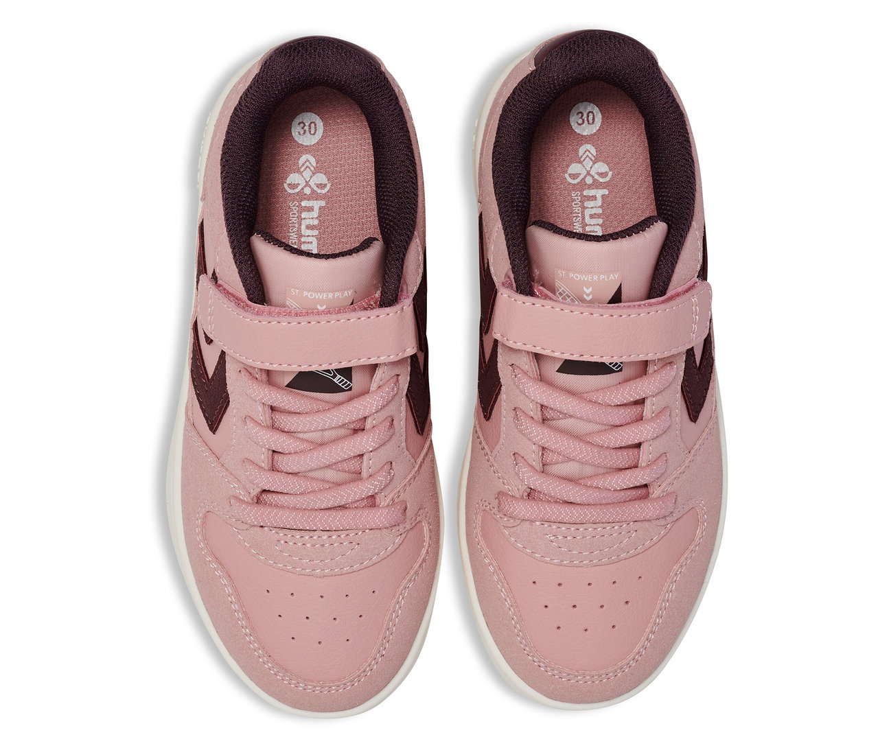 Draufsicht auf ein Paar rosa HUMMEL ST Power Play SP Jr. Schuhe mit dunkelvioletten Details.