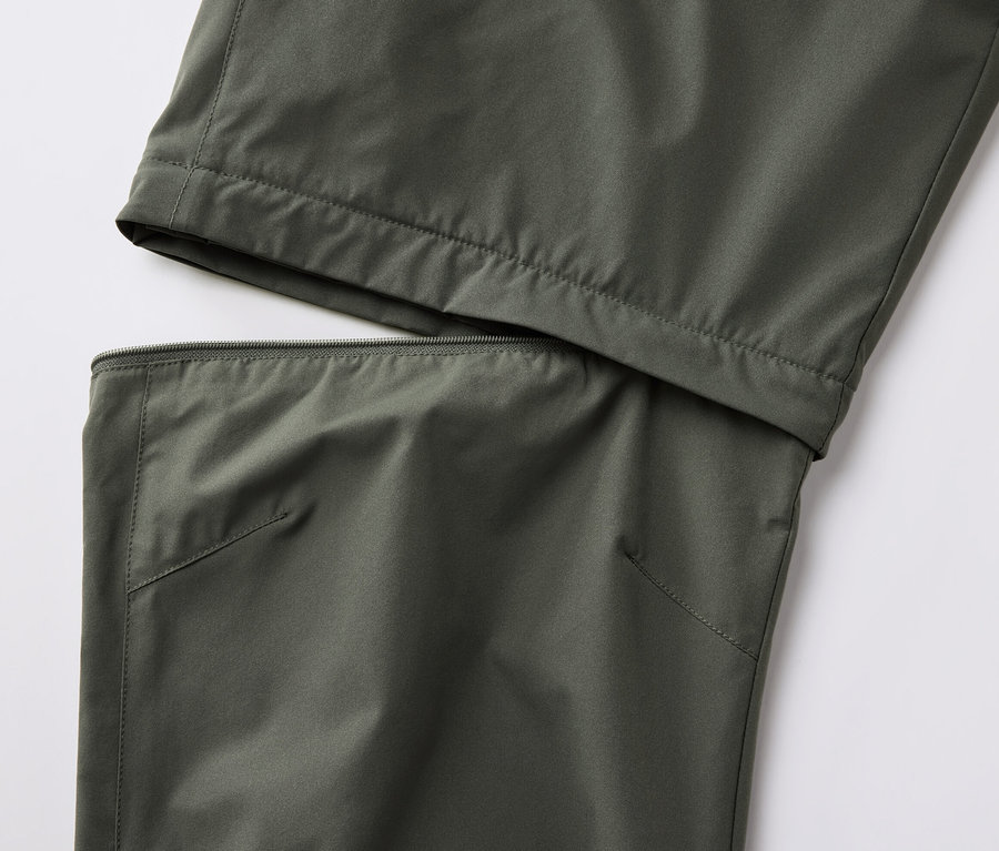 Detailaufnahme einer khaki-farbenen 2-in-1-Funktionshose mit Reißverschluss.