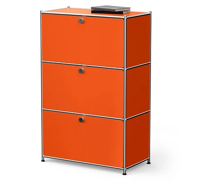 Oranger Schrank mit drei Fächern und einem Buch oben drauf.
