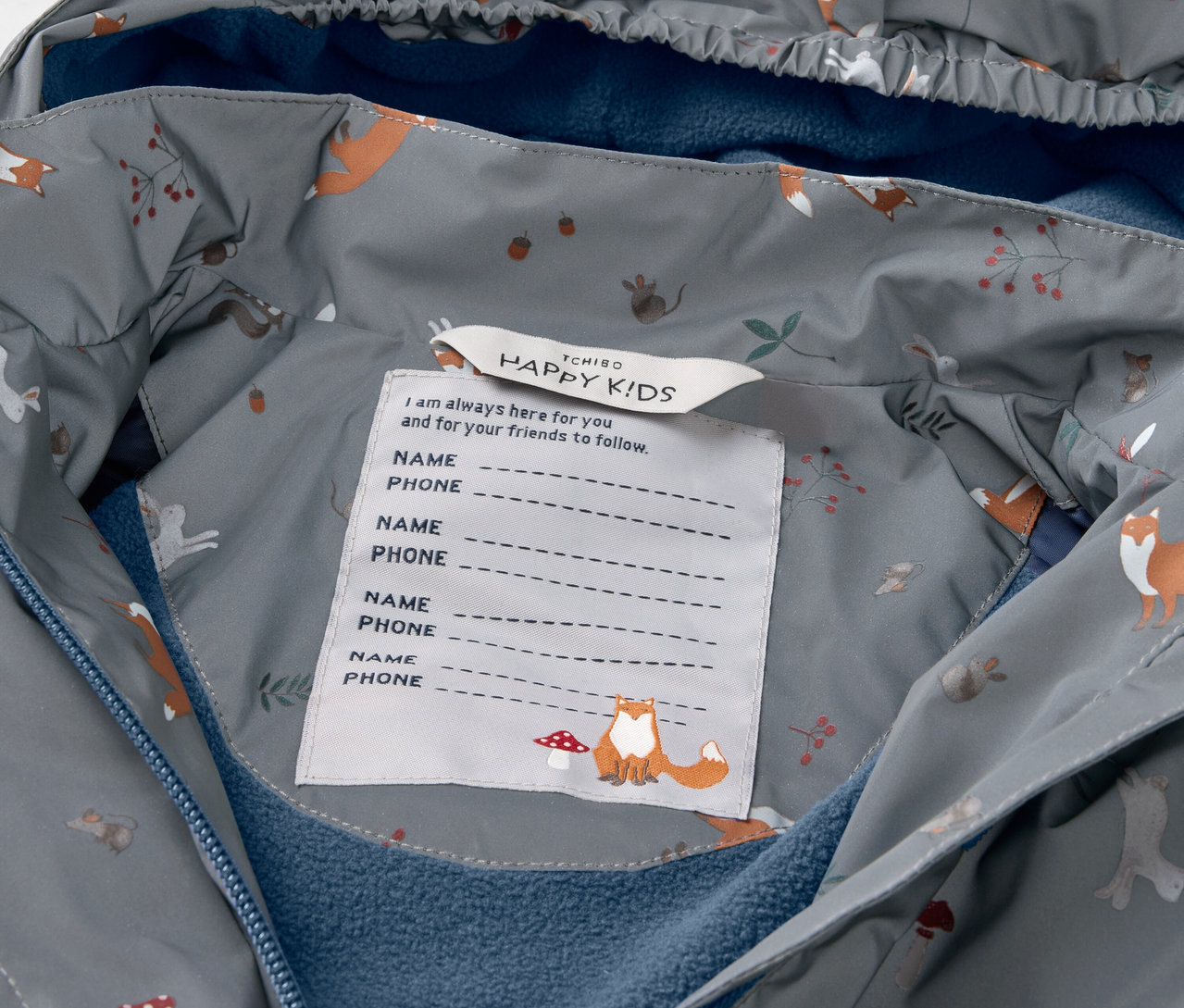 Detail einer Kinder-Thermo-Regenjacke mit reflektierenden Elementen.