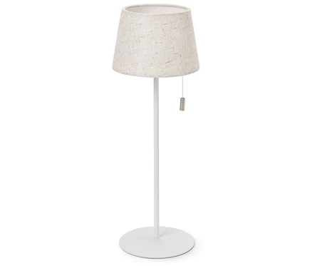 Eine weiße Stehlampe mit einem beigen Stofflampenschirm.