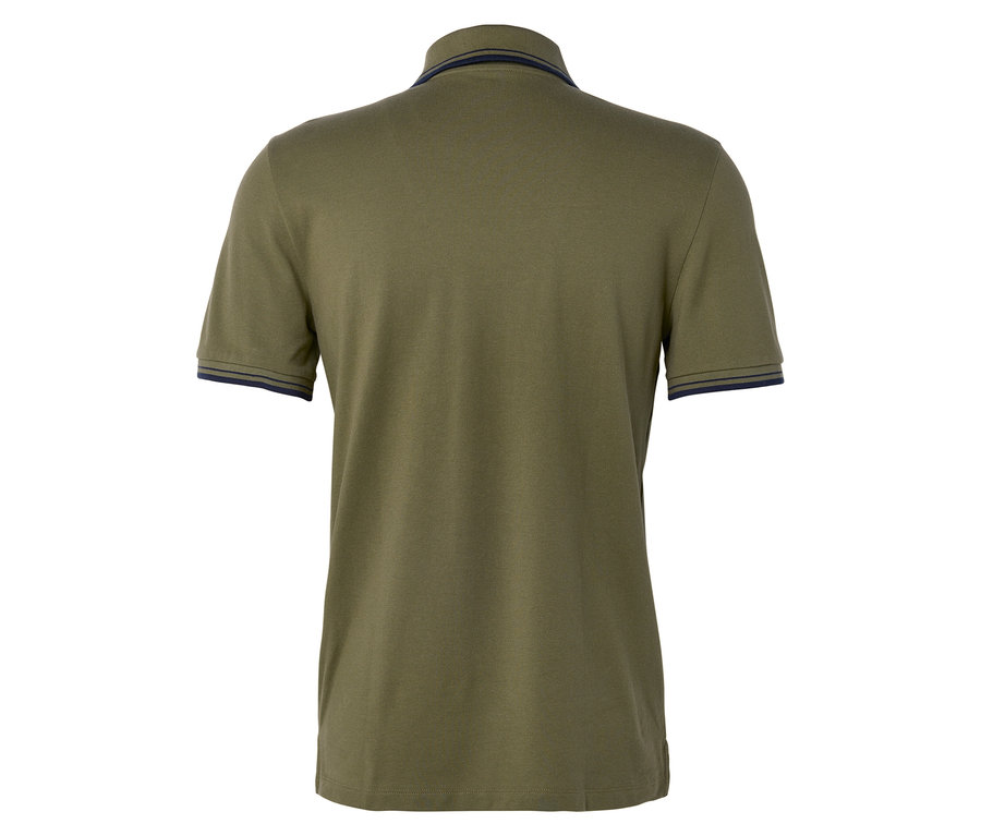 Rückansicht eines olivgrünen Poloshirts mit dunkelblauen Akzenten an Kragen und Ärmeln.