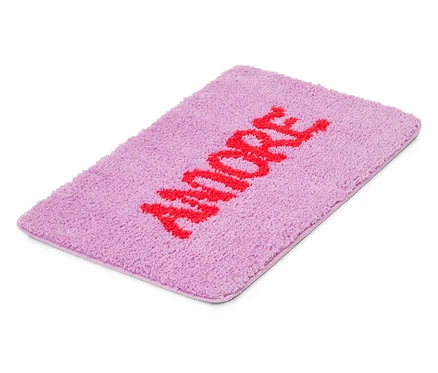 Ein lilafarbener Teppich mit dem roten Wort "AMORE" darauf.