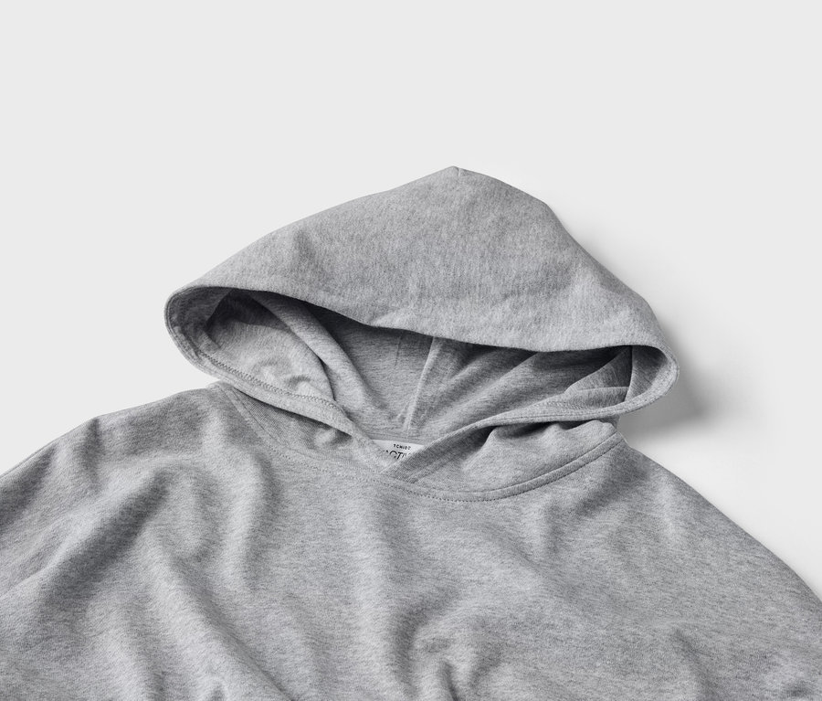 Nahaufnahme eines grauen Hoodies, der auf einem neutralen Hintergrund liegt.