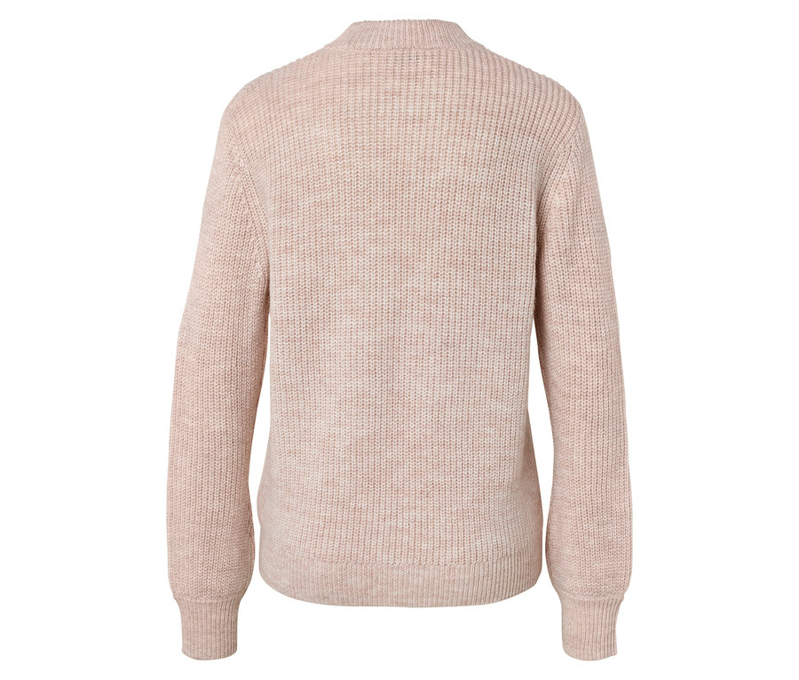 Rückansicht eines hellrosa, gestrickten Pullovers mit langen Ärmeln vor einem weißen Hintergrund.