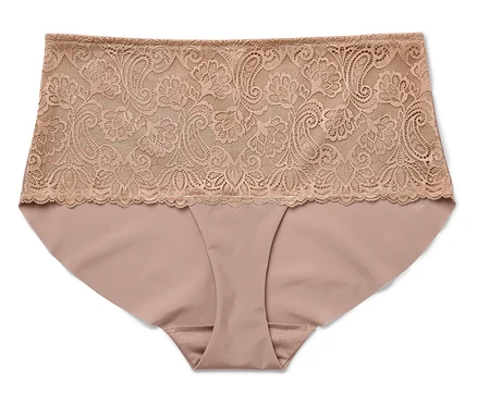 Ein einzelner, hautfarbener Damenslip mit hoher Taille und Spitzenbesatz liegt auf einem weißen Hintergrund.
