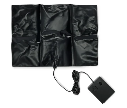 Schwarze Heizmatte mit Kabel und schwarzem Steuergerät auf weißem Hintergrund.