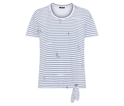Ein weißes T-Shirt mit blauen Streifen und kleinen Zitronen- und Cocktailmotiven ist auf einem weißen Hintergrund zu sehen.