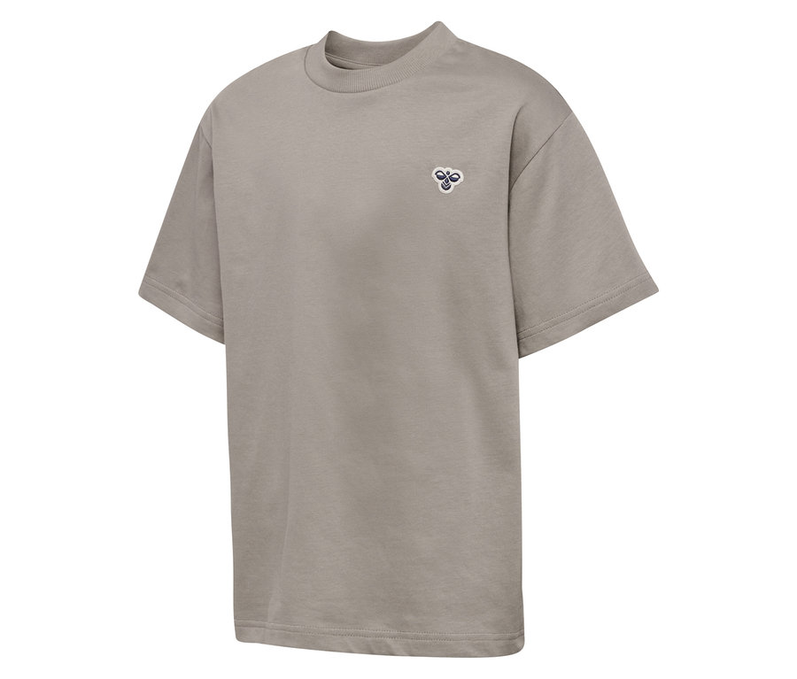 Nahaufnahme des braunen hummel® HMLJR Loose T-Shirts mit kleinem Logo auf der Brust.