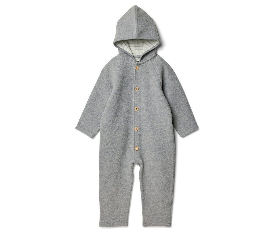 Grauer Baby-Overall mit Kapuze und Knöpfen auf weißem Hintergrund.