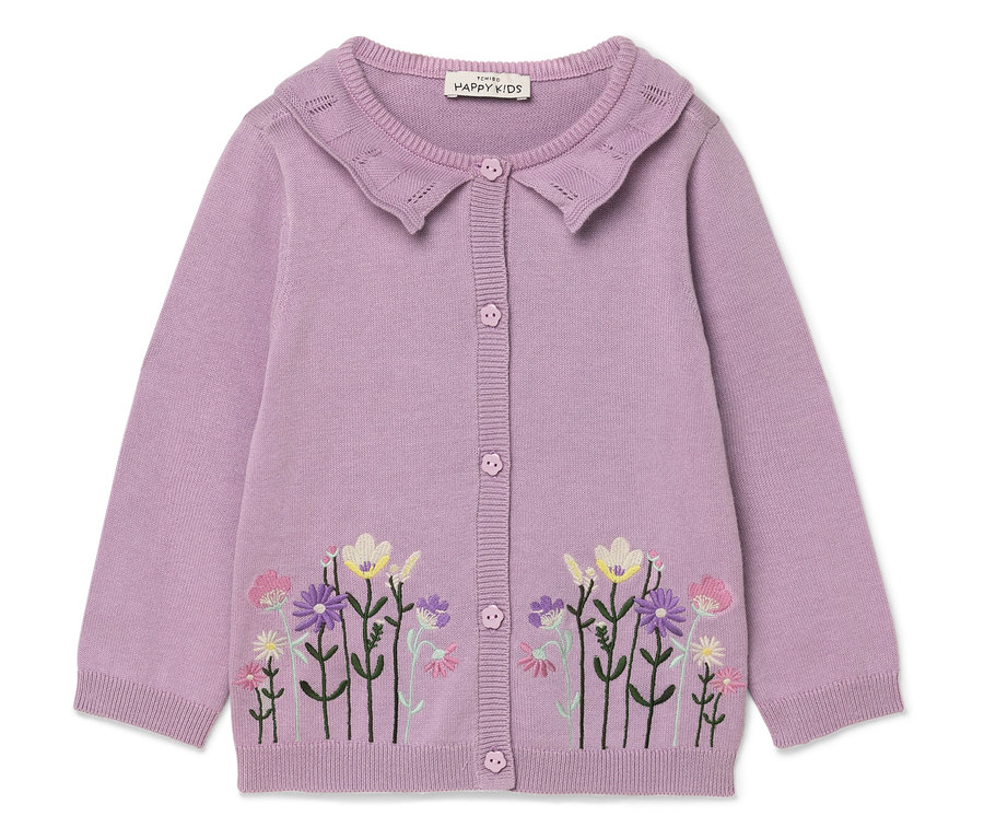 Nahaufnahme einer lilafarbenen Kinderstrickjacke mit Blumenstickerei.