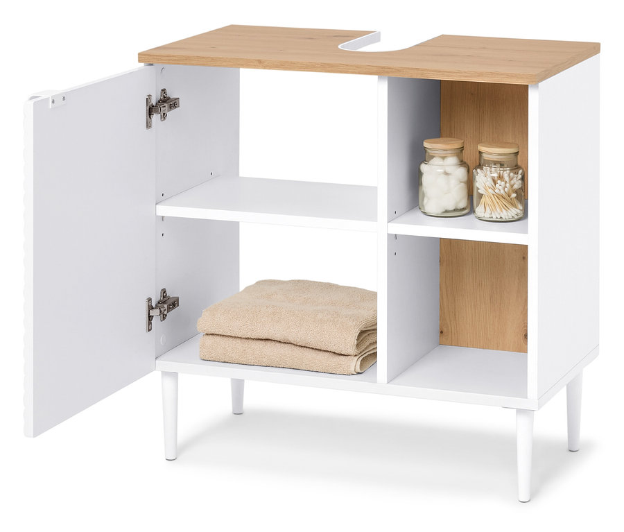 Weißer Badezimmerschrank mit hellbrauner Arbeitsplatte, offener Tür, Handtüchern und Gläsern mit Wattepads und Wattestäbchen.