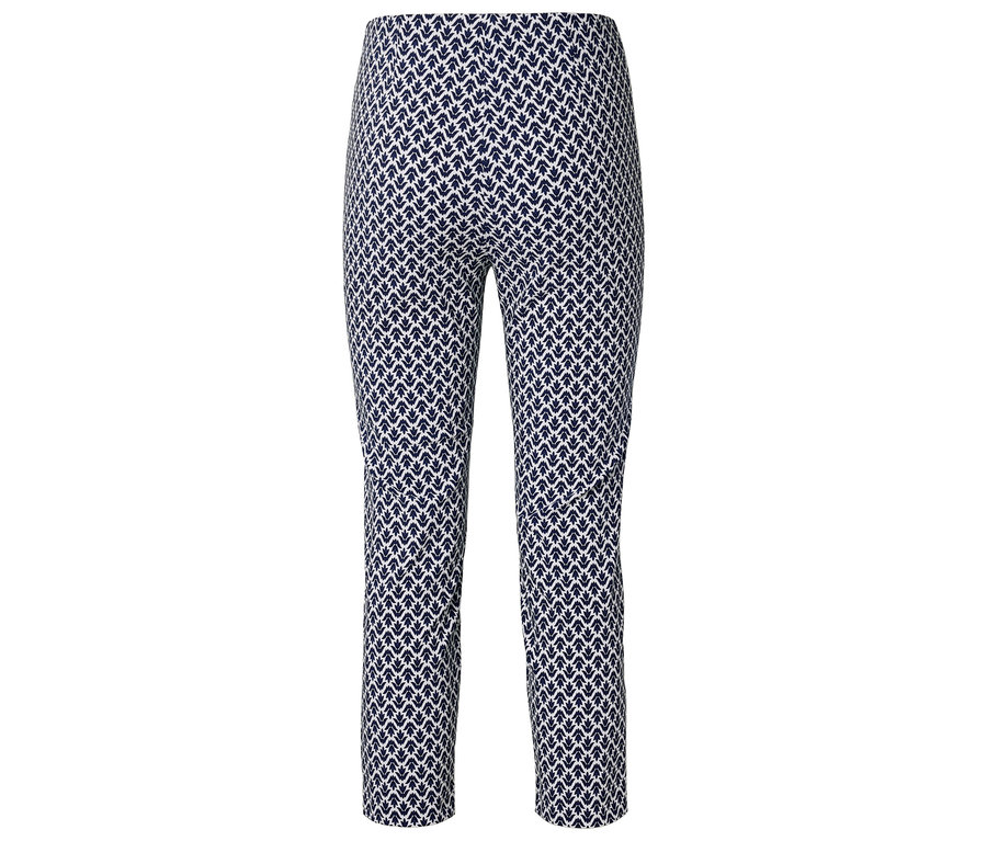 Hose mit blau-weißem Muster.