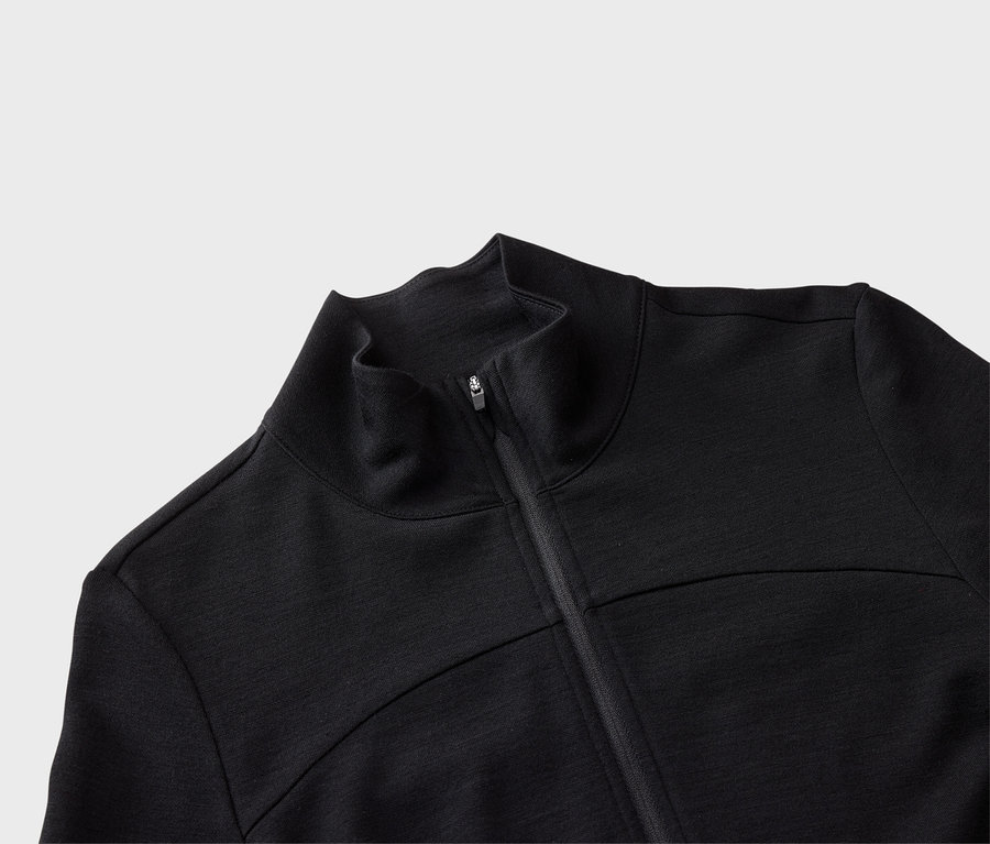 Nahaufnahme einer schwarzen Jacke mit Reißverschluss.