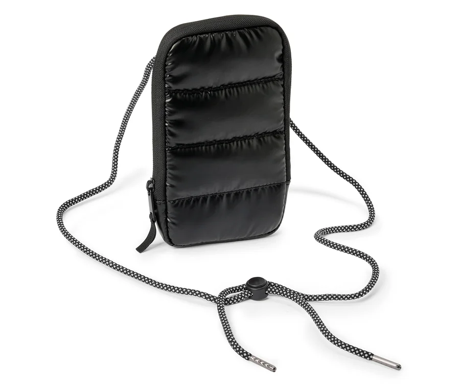 Schwarze, gesteppte Handytasche mit Kordel zum Umhängen vor einem weißen Hintergrund.