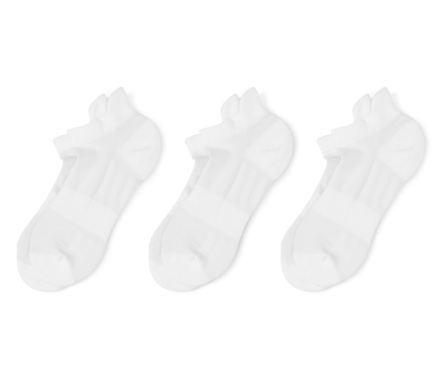 Drei weiße, kurze Socken liegen nebeneinander auf einem weißen Hintergrund.