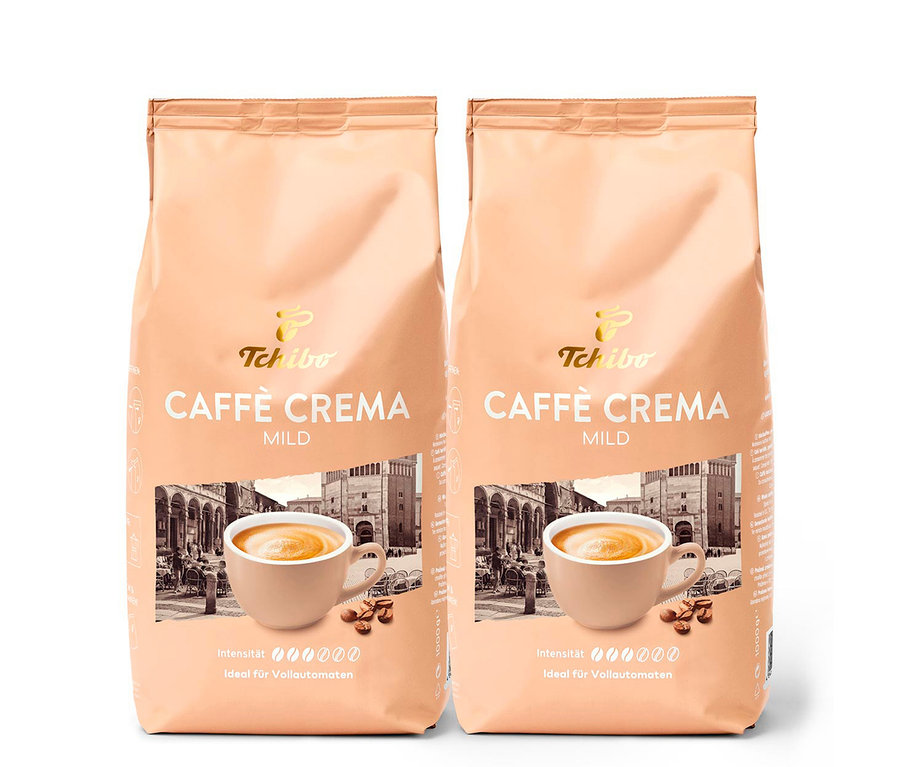 Zwei Packungen Caffè Crema Mild - 2x 1 kg Ganze Bohne von Tchibo. Auf der Packung ist eine Tasse Kaffee und ein Gebäude abgebildet.