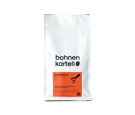 Ein weißer Beutel bohnenkartell - Classico Espresso - 1 kg Ganze Bohne Kaffee mit Aufdruck der Marke bohnenkartell und einer orangefarbenen Banderole.