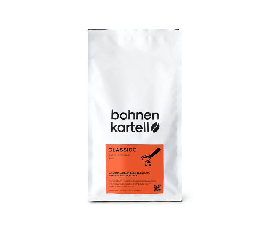 Ein weißer Beutel bohnenkartell - Classico Espresso - 1 kg Ganze Bohne Kaffee mit Aufdruck der Marke bohnenkartell und einer orangefarbenen Banderole.
