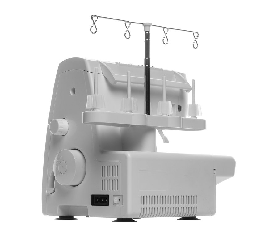 Detailansicht der Singer Overlock-Nähmaschine »S0105« aus einem Winkel.