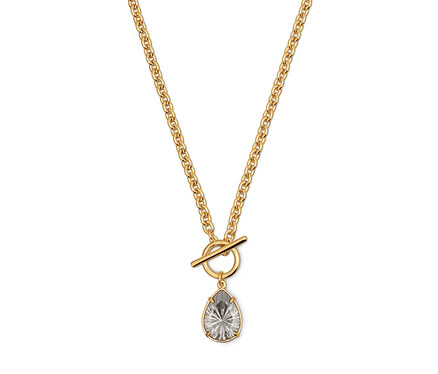 Goldene Halskette mit tropfenförmigem Anhänger.