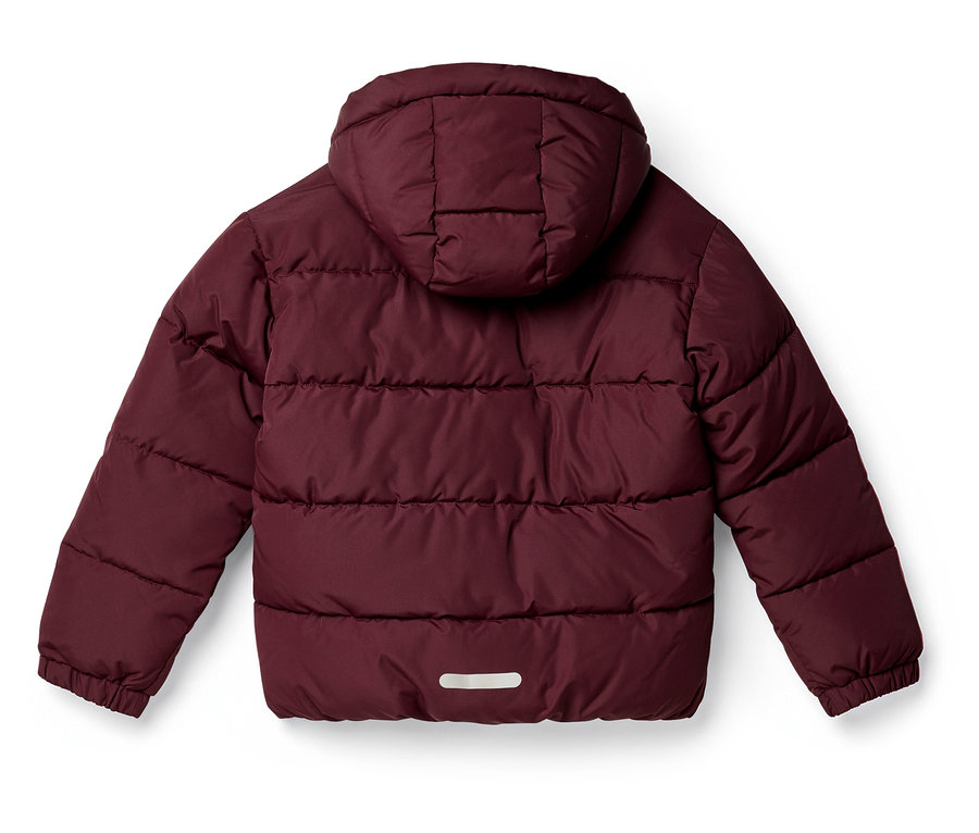 Rückansicht einer burgunderroten Steppjacke mit Kapuze, horizontaler Steppung und einem reflektierenden Streifen am unteren Saum.