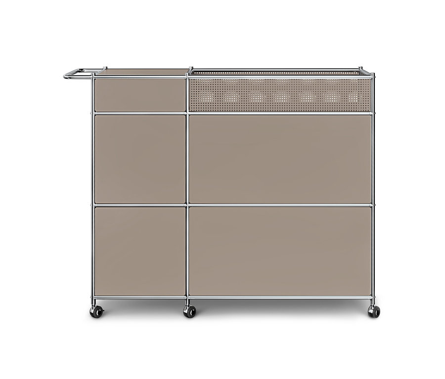Beiger Modulschrank auf Rollen mit Chromrahmen, mehreren Fächern, einem perforierten oberen Fach und einem Griff links.