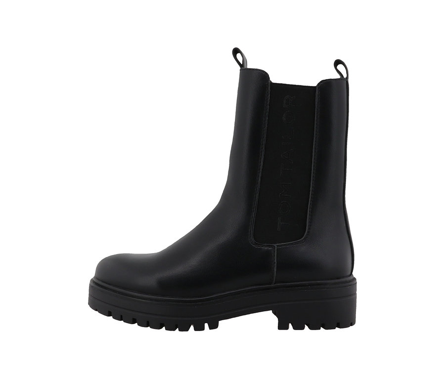 Schwarze Tom Tailor Stiefeletten mit klobiger Sohle und elastischem Einsatz, seitlich mit "TOM TAILOR" Schriftzug.