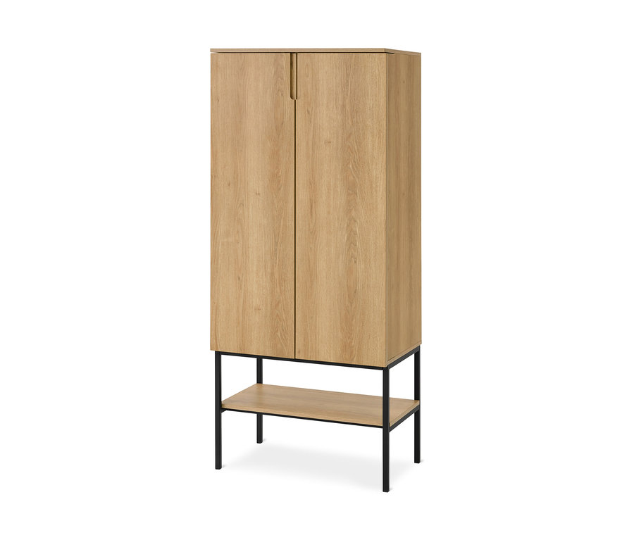 Hoher Schrank aus hellem Holz mit zwei Türen und integrierten Griffen, auf einem schwarzen Metallgestell mit offener Holzablage.