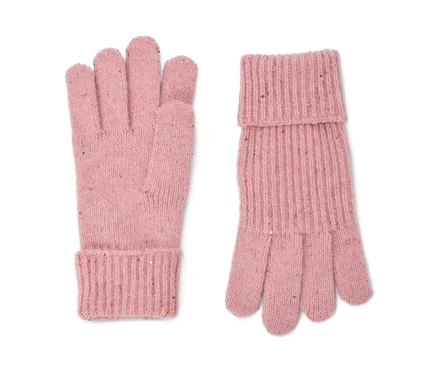 Zwei rosafarbene Strickhandschuhe mit Rippbündchen und dezenten Pailletten. Ein Handschuh liegt flach, der andere hat das Bündchen umgeschlagen.