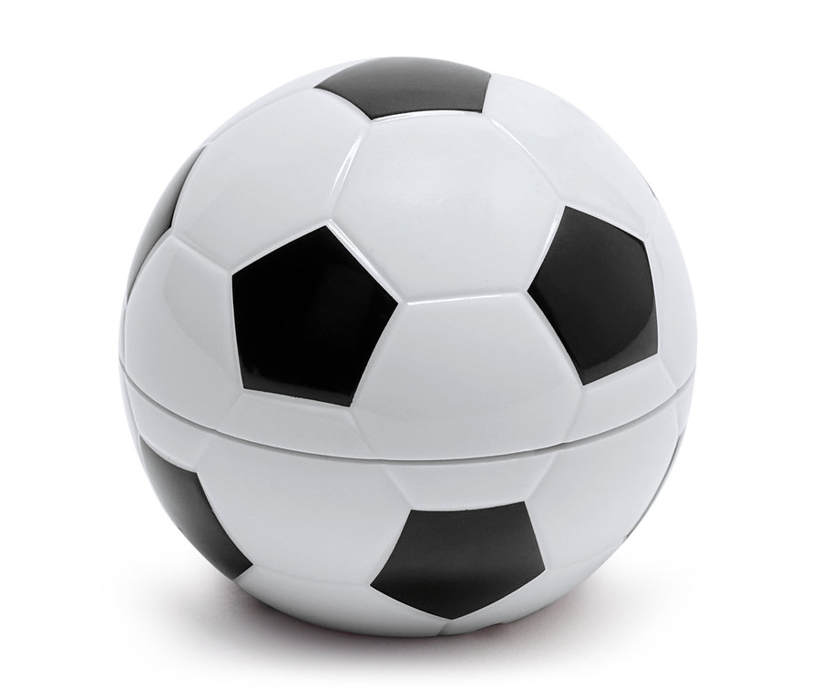 Nahaufnahme einer Dose in Form eines schwarz-weißen Fußballs.