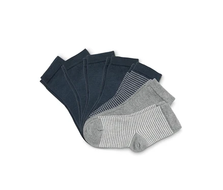 Fächerförmig angeordnete Socken in verschiedenen Farben und Mustern.