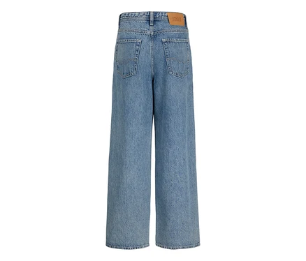 Rückansicht einer blauen Jeans mit weitem Bein, Gesäßtaschen und einem Markenetikett am Bund.