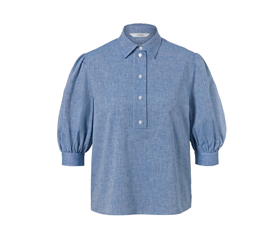 Hellblaue Hemdbluse in Leinenoptik mit Knöpfen und Puffärmeln.
