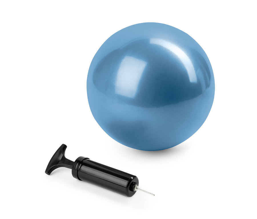 Ein blauer Gymnastik-Ball liegt neben einer schwarzen Pumpe.