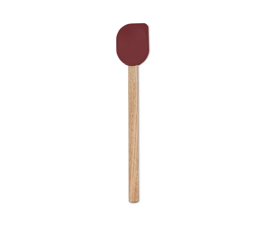 Ein roter Küchenspatel mit Holzgriff.