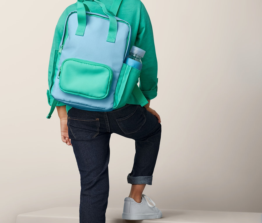 Junge steigt Stufen hoch mit Outdoor-Rucksack, mini.