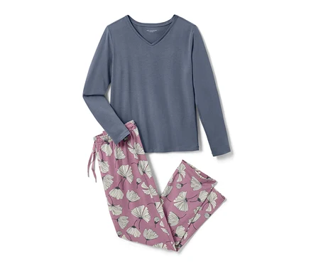 Blauer langärmliger Pyjama und eine Hose mit Blumenmuster.