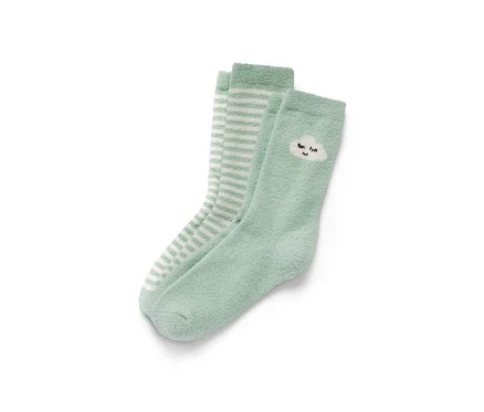 Zwei Paar Kuschelsocken: ein Paar hellgrün mit Wolkenmotiv, ein Paar mit weißen Streifen auf hellgrünem Grund.