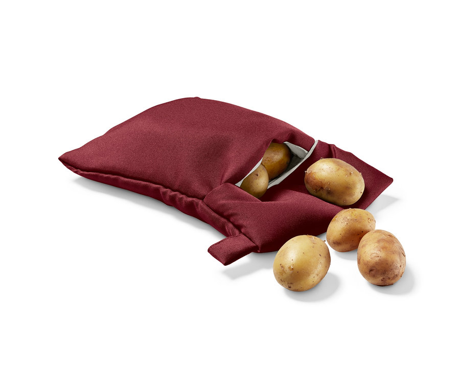 Kartoffeln teilweise in offener, roter Mikrowellen-Kartoffel-Gartasche.