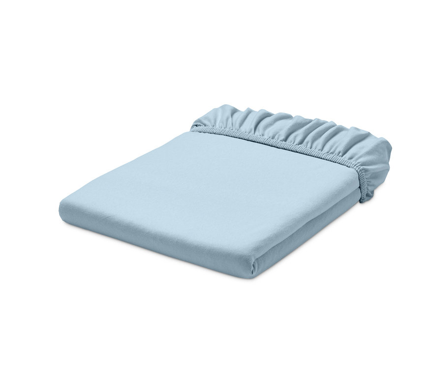 Ein blaues Jersey-Spannbettlaken in Normalgröße, gefaltet auf einem weißen Hintergrund.