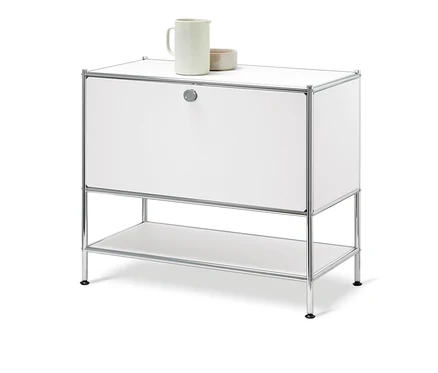 Weißes Sideboard »CN3« mit 1 Klappe. Auf der Oberseite stehen ein Keramikkrug und eine Schale.