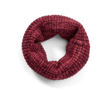 Ein Strickschlauchschal in einem melierten Rotton liegt auf einem weißen Hintergrund.