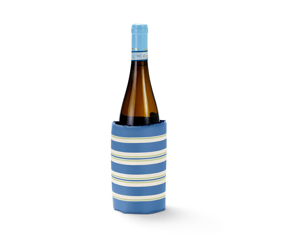 Flasche in einer Flaschen-Kühlmanschette mit blau-weissen Streifen.