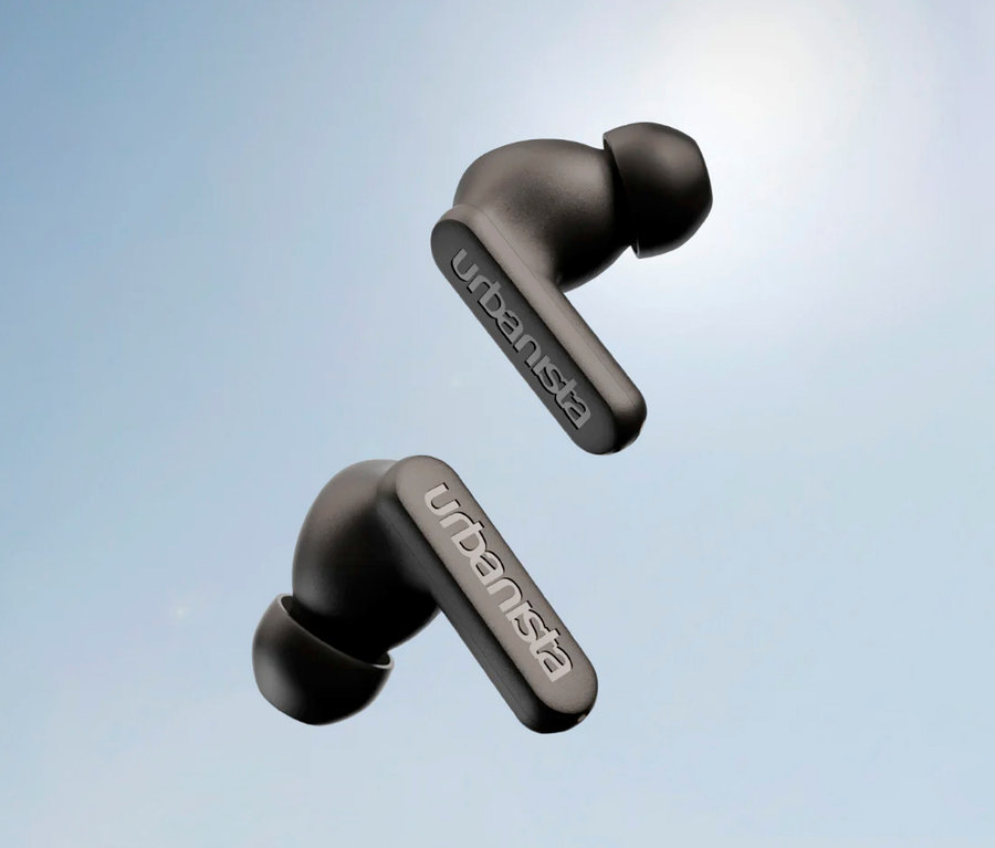 Zwei graue In-Ear Kopfhörer mit Solarladefunktion »Urbanista Phoenix« vor hellblauem Hintergrund.