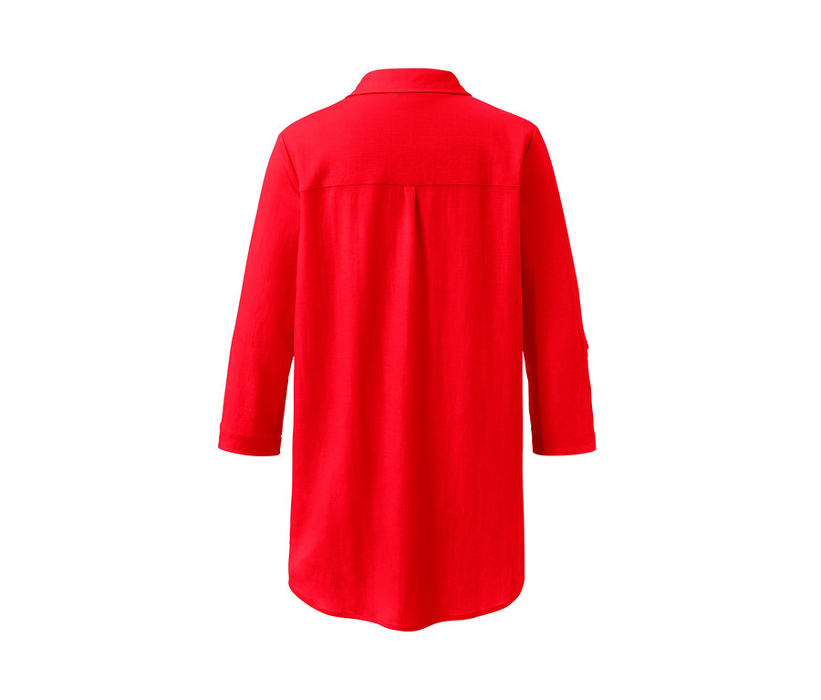 Rückansicht einer roten Piqué-Jerseybluse.