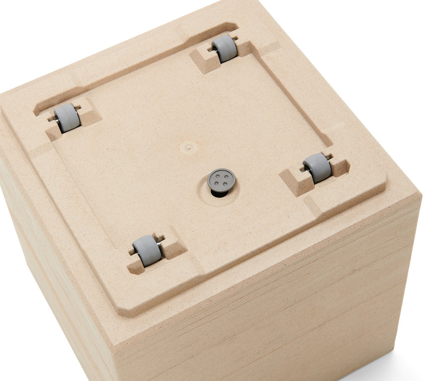 Detailansicht eines Pflanzkastens auf Rollen.