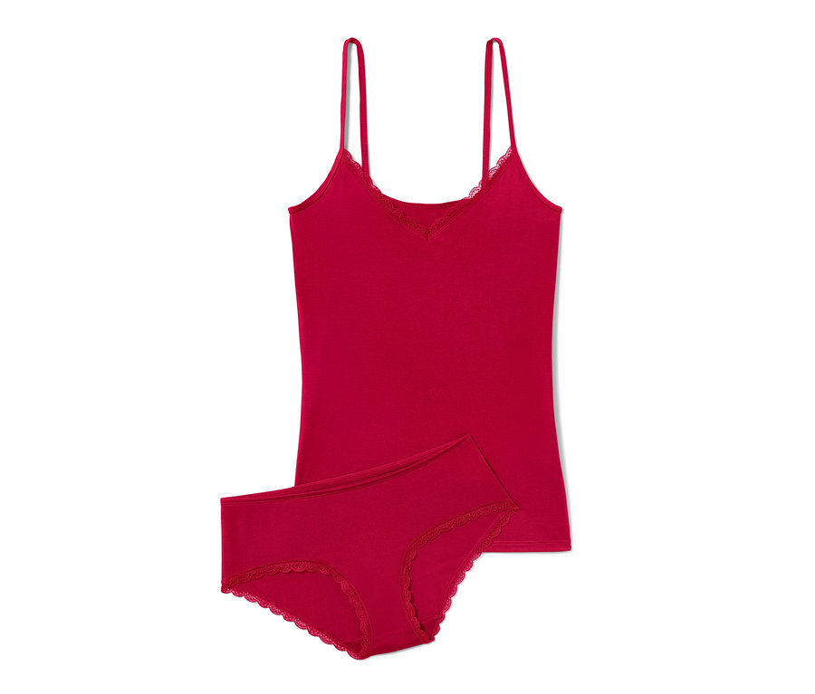 Ein rotes Hemdchen-Slip-Set liegt auf einem weißen Hintergrund.