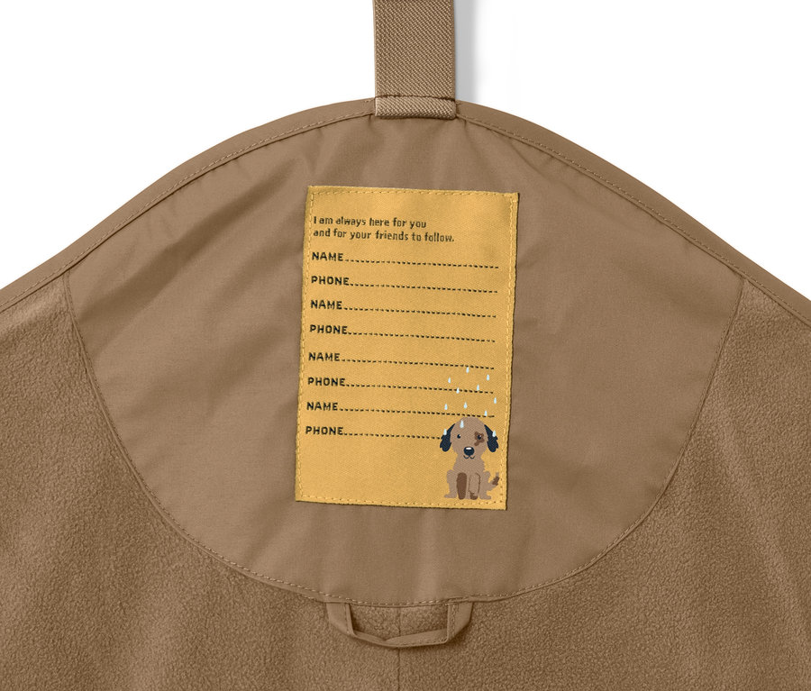 Detailaufnahme einer braunen Kinder-Thermo-Regenhose mit einem Etikett für Name und Telefonnummer.